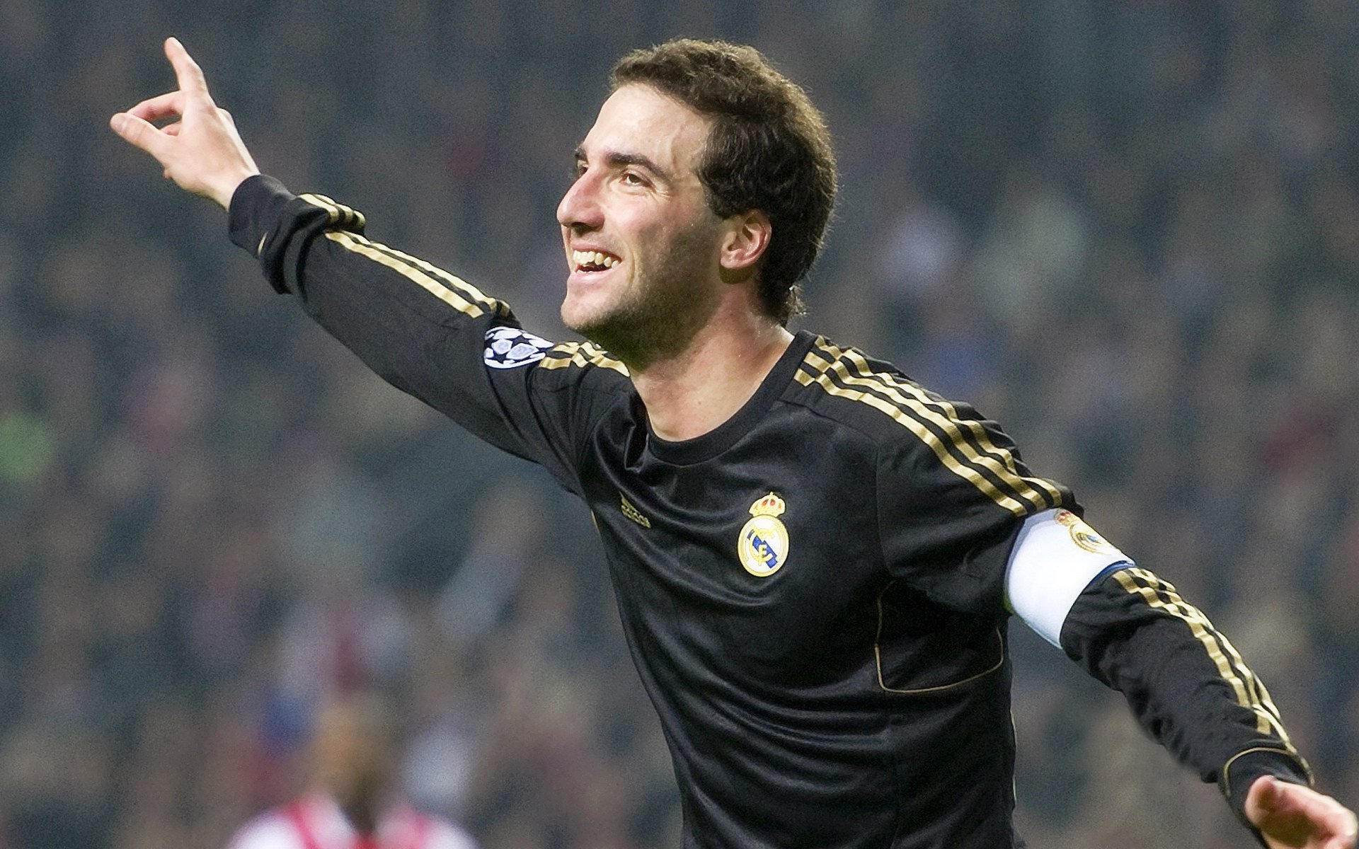 基耶萨点燃圣西罗，当意大利蓝邂逅厄瓜多尔黄，足球如何缝合世界的裂痕