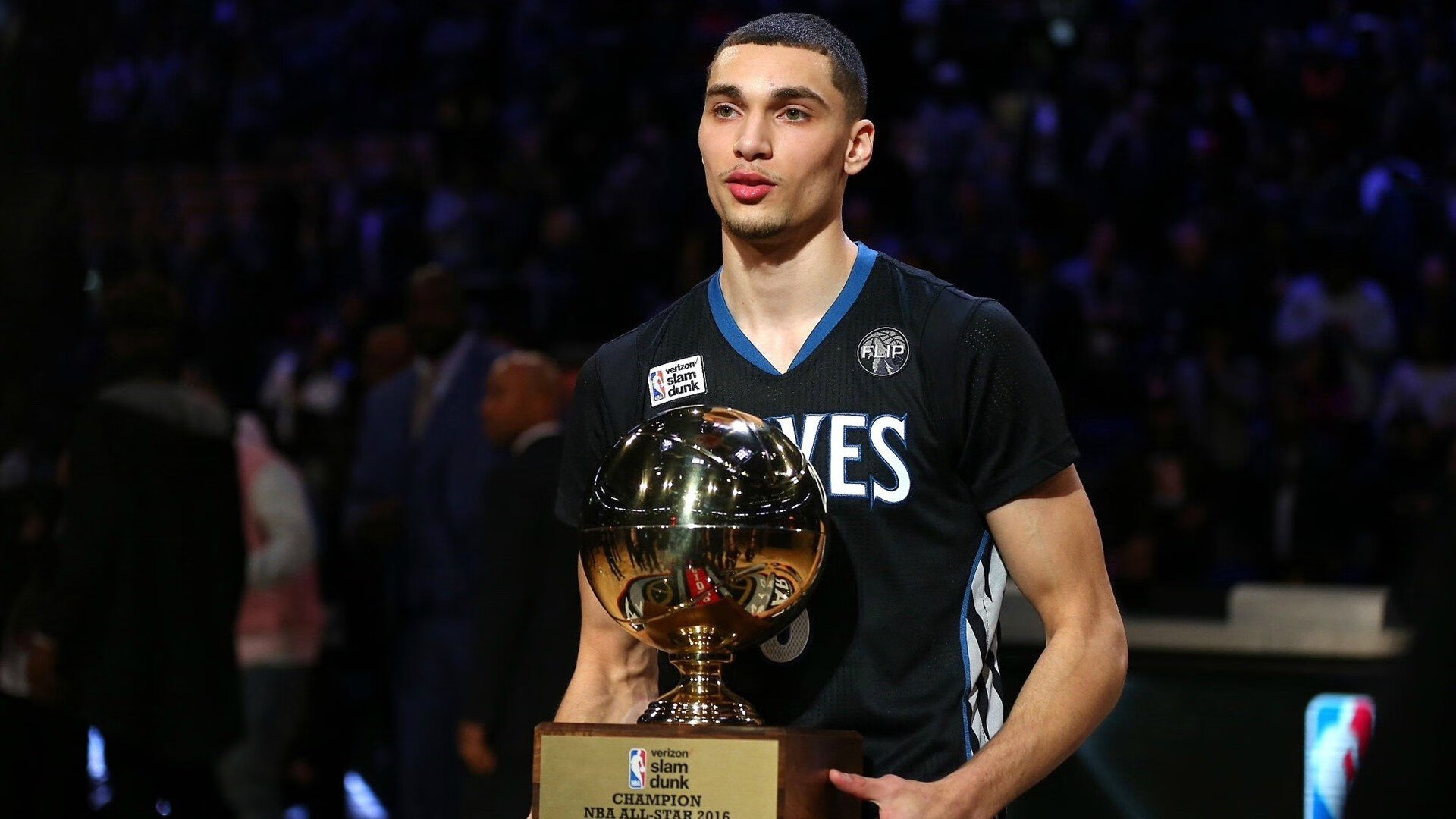 开云体育下载-世界杯预选赛激战正酣，步行者队逆境突围显韧性