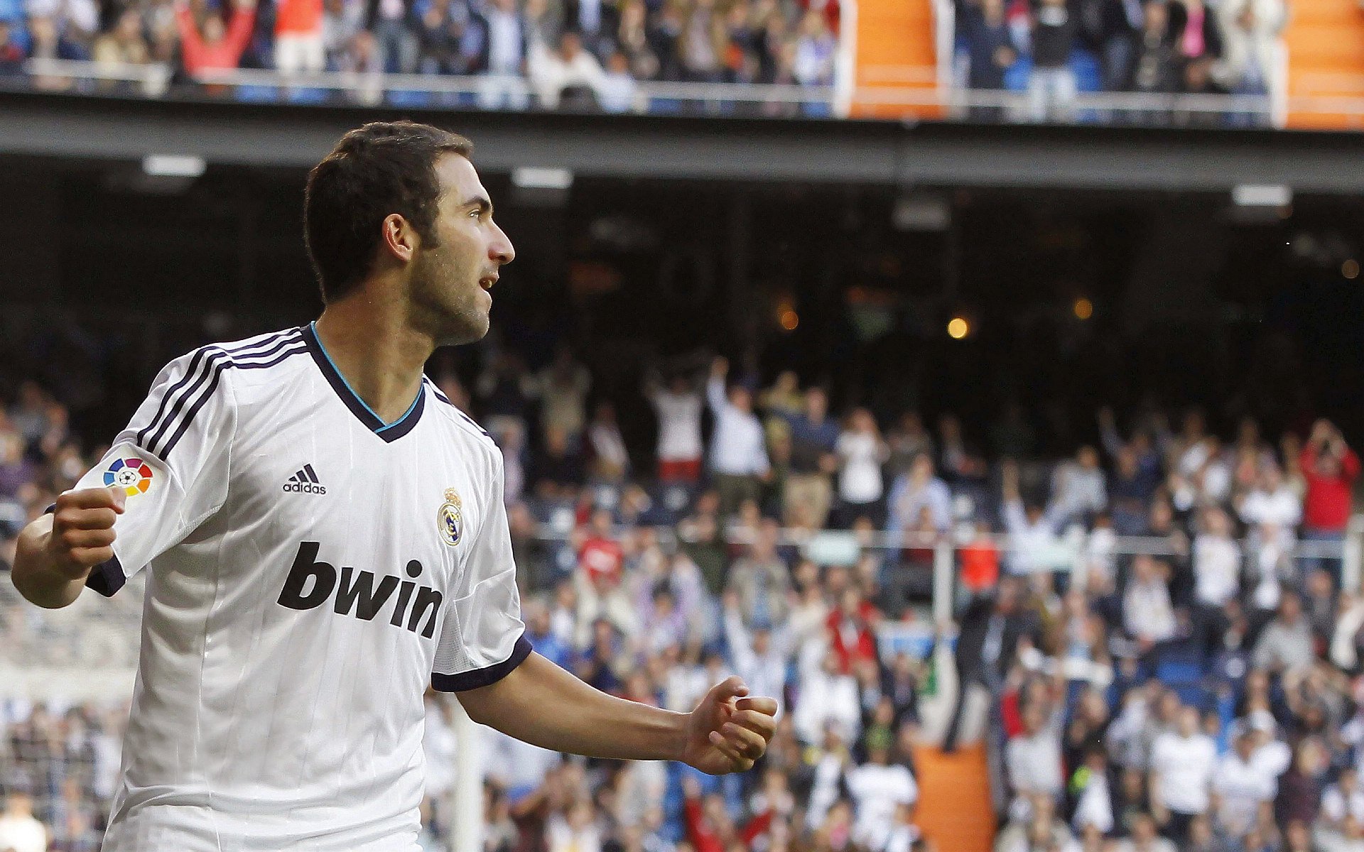 阿圭罗关键时刻站出来,芬兰击溃阿尔及利亚,当英雄叙事撞碎地缘想象